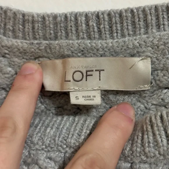 Ann Taylor Loft Gray 3/4 Sleeve Cable Knit Sweater Woman’s Size Small - Picture 4 of 5